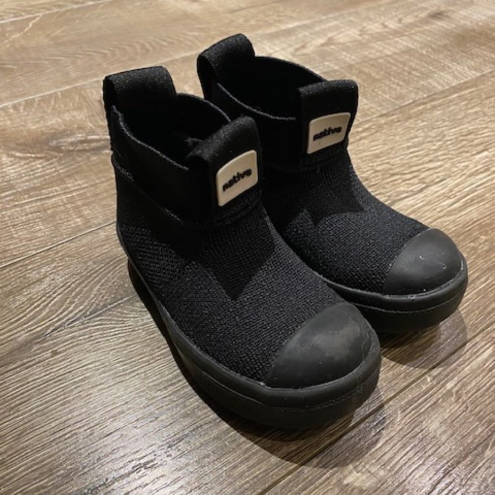 Native Boots size 6 childrens